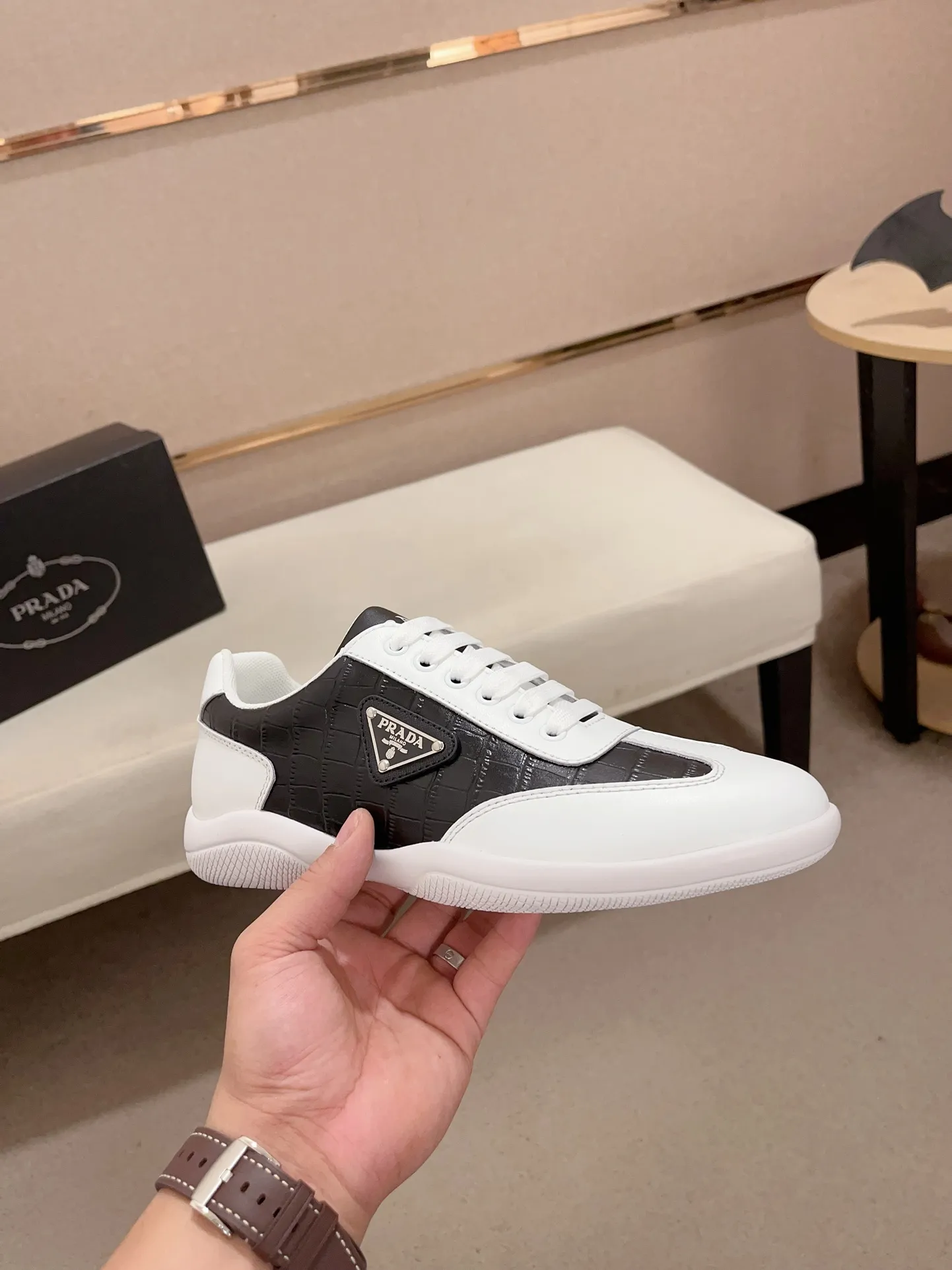 Factory price 420💰 ✔️✔️✔️The new PRADA (Prada) counters are launched simultaneously. The new men's shoes and 😘fabrics are made of selected first-layer cowhide ➕ breathable mesh technology. Lining: Full sheepskin lining. 👍🏿 High-end ☄️ air-cushion molded anti-slip rubber outsole, exquisite lines, simple and elegant, comfortable and high-end for leisure travel. Code number: 38 to 44 (45 can be customized)
